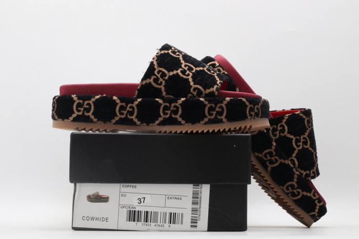 G*u*i slippers